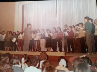 Actuació del cor de l'Institut Puig Castellar el 25 de febrer de 1983, amb motiu dels actes de celebració de la reforma de la sala d'actes