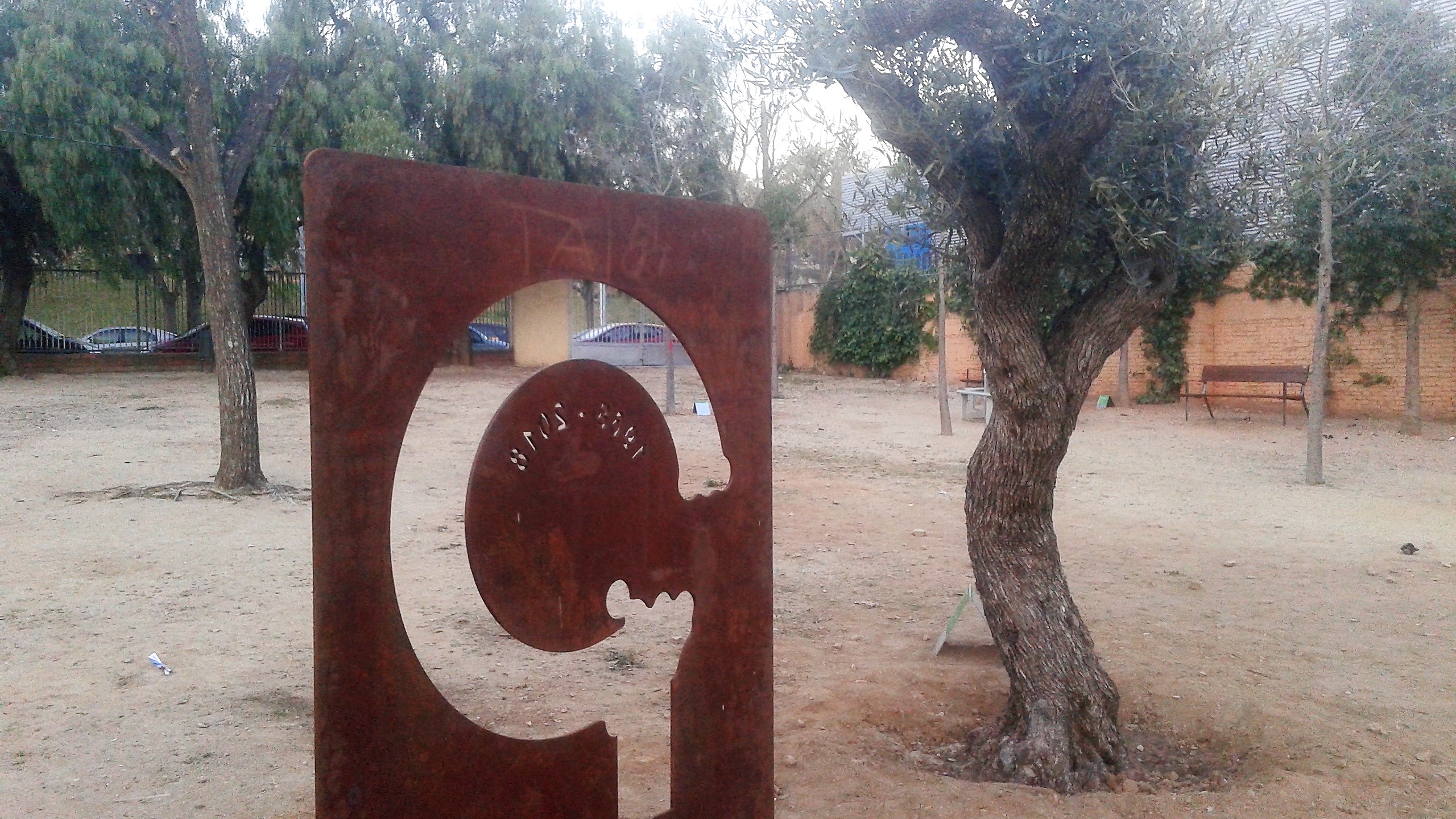 L'escultura i l'olivera