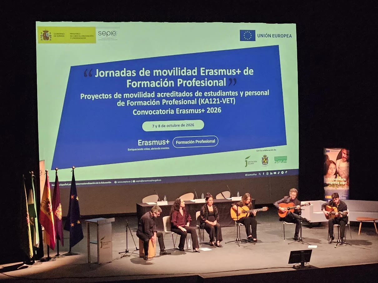 Escenari del Teatro Infanta Leonor de Jaén durant la inauguració de les jornades Erasmus+ de FP