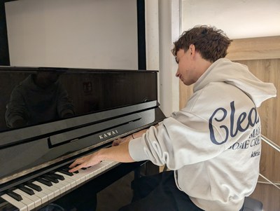 En Víctor Martínez toca el piano per donar la benvinguda a l'alumnat