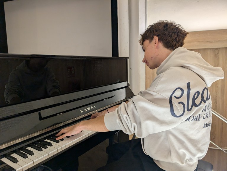 En Víctor Martínez toca el piano per donar la benvinguda a l'alumnat