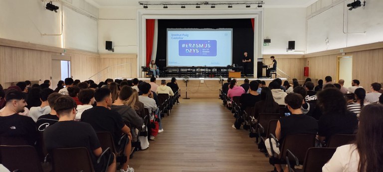 Sala d'actes plena d'alumnat de FP durant la sessió dels ErasmusDays
