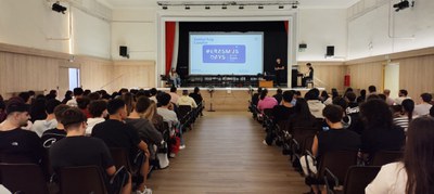 Sala d'actes plena d'alumnat de FP durant la sessió dels ErasmusDays