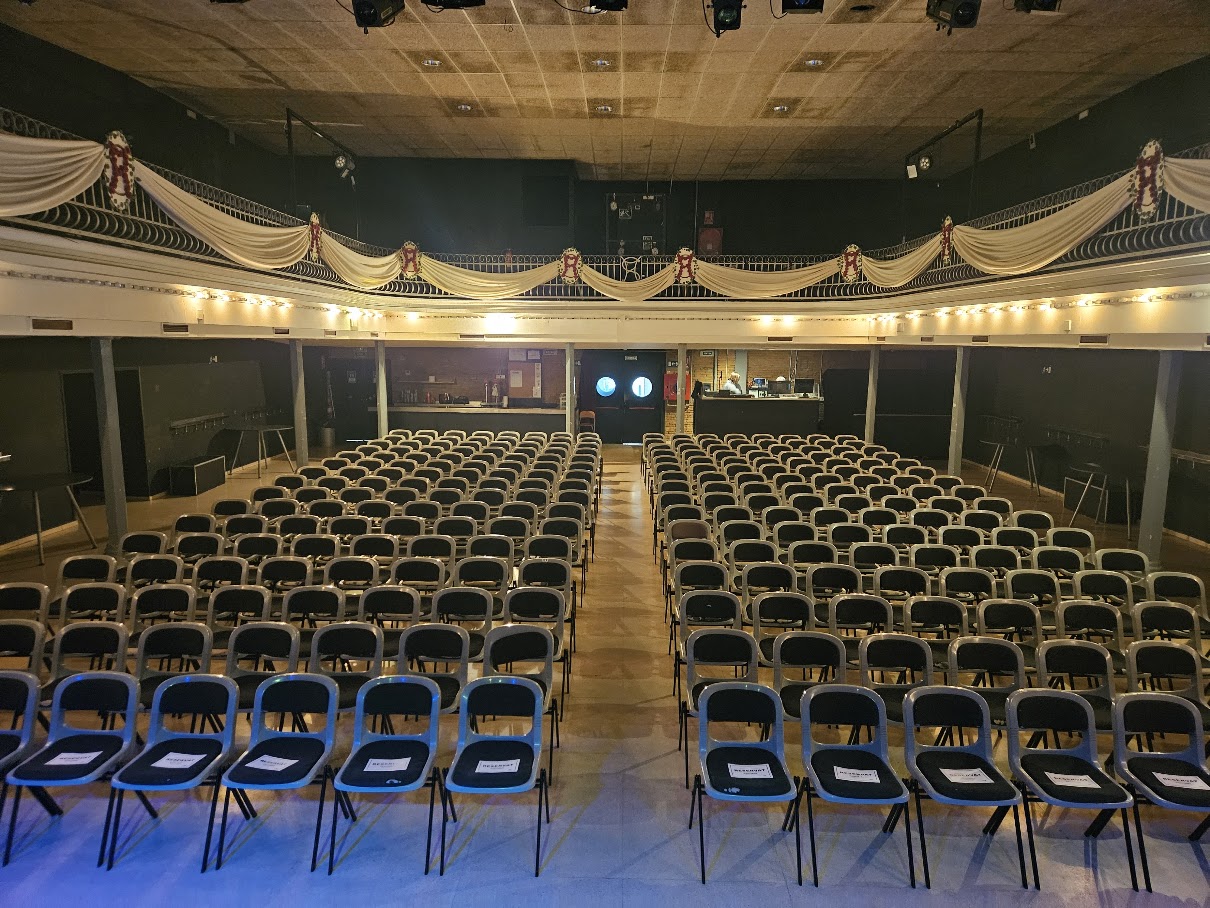 La sala d'actes preparada abans de començar